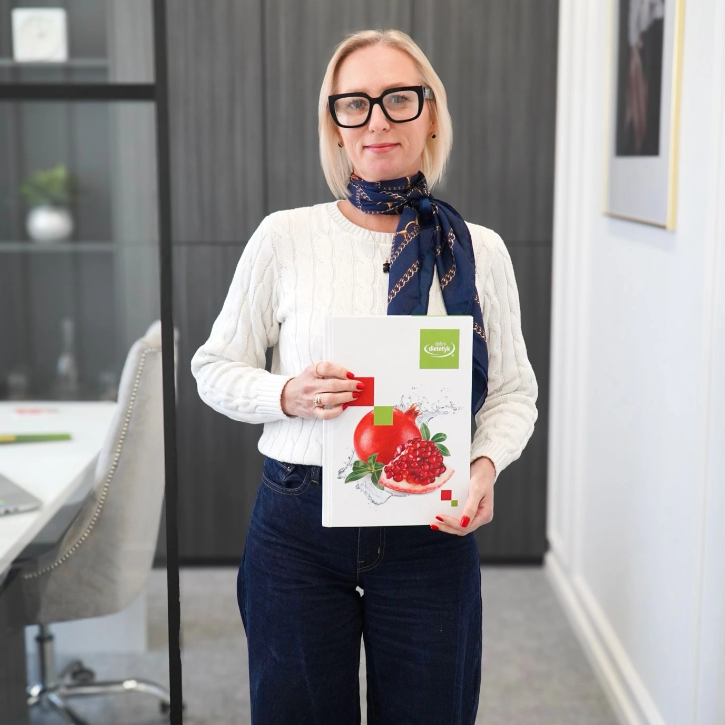 Dorota Żmijan z materiałami dietetycznymi w gabinecie